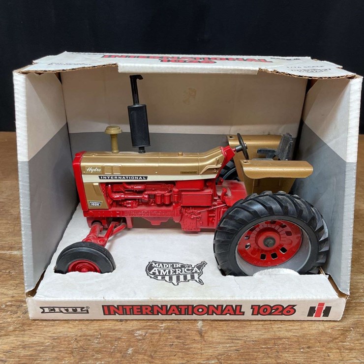 1/16 IH 1026 Gold Demonstrator Collector NIB Ertl