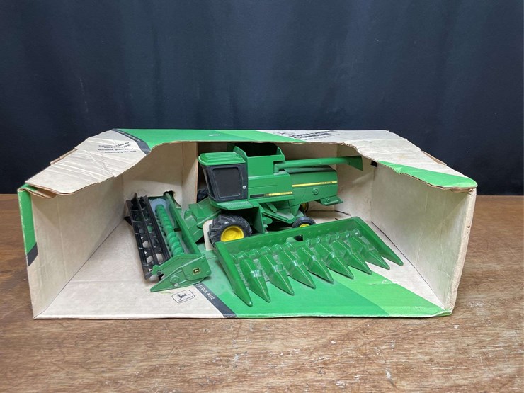 1/24-scale-john-deere-titan-ii-combine-nib-ertl-image-1