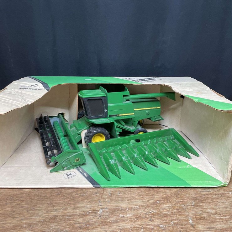1/24 scale John Deere Titan II Combine NIB Ertl