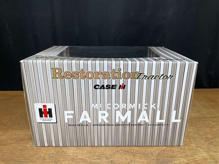 1/16-farmall-m-restoration-nib-ertl-image-5