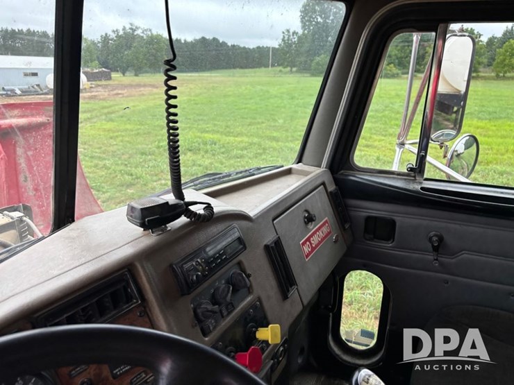 2002-peterbilt-330-image-60