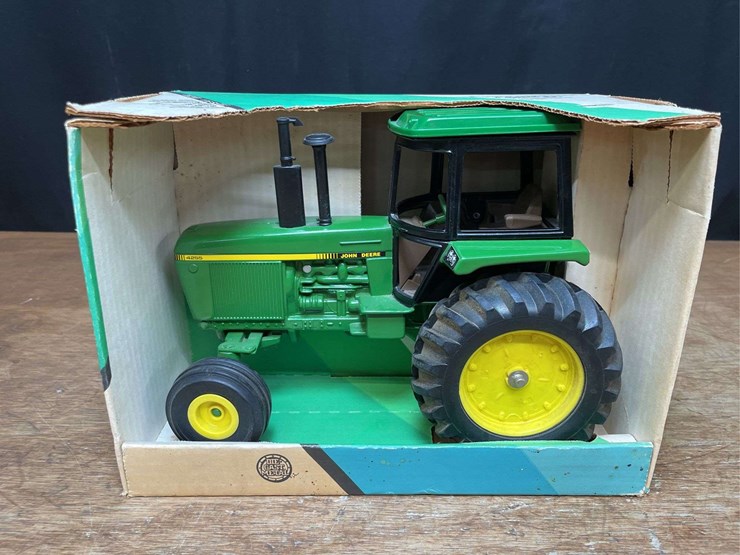 1/16-john-deere-4255-nib-ertl-image-1