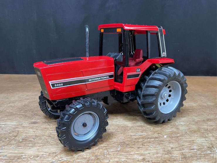 1/16-ih-5288-1984-special-edition-nib-ertl-image-2