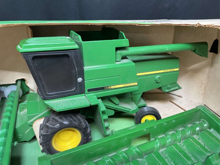 1/24-scale-john-deere-titan-ii-combine-nib-ertl-image-3