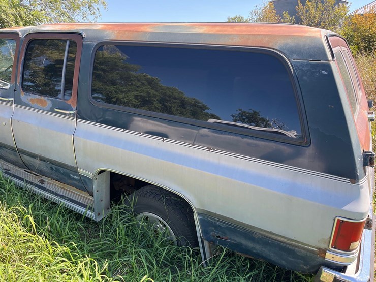 gmc-suburban-image-16