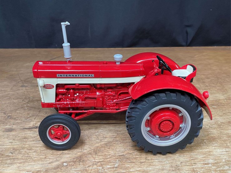 1/16-ih-660-1999-nfts-nib-ertl-image-4