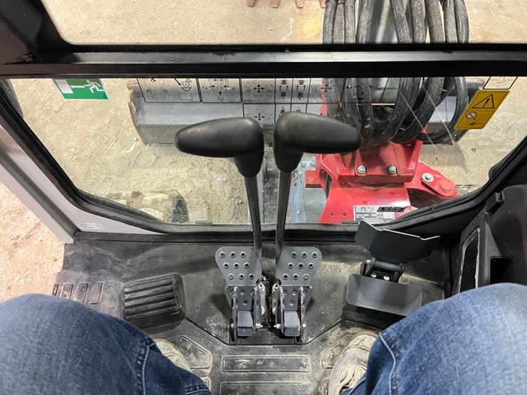 2023-takeuchi-tb335r-image-34