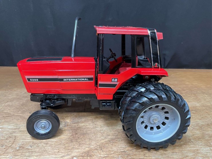 1/16-ih-5288-1981-kansas-city-nib-ertl-image-3