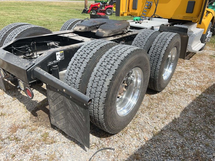 2016-peterbilt-579-image-16