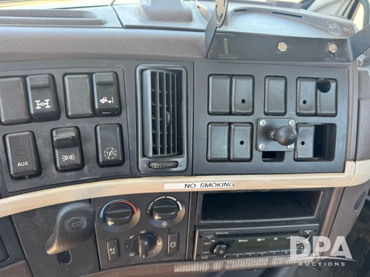 2015-volvo-vnm64t200-image-15