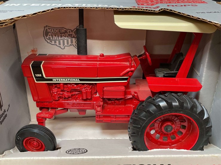 1/16-ih-1066-special-edition-nib-ertl-image-2
