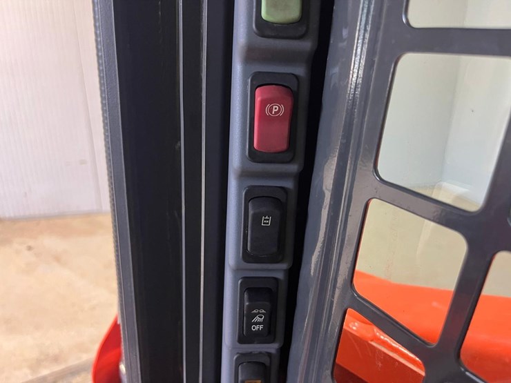 2023-kubota-ssv75-image-22