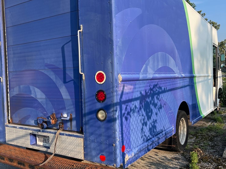 2012-ford-f59-image-9
