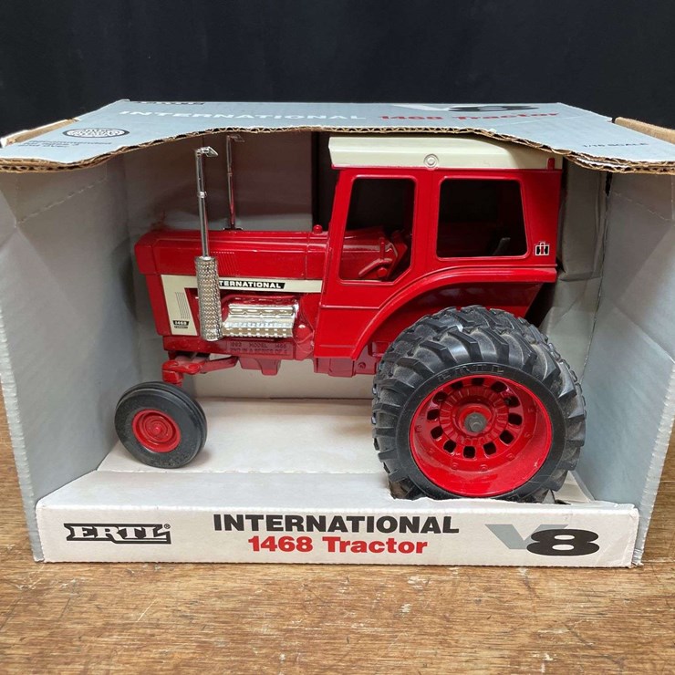 1/16 IH 1468 NIB Ertl