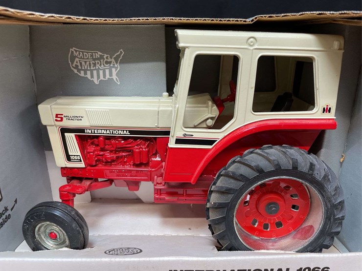 1/16-ih-1066-5-millionth-nib-ertl-image-2