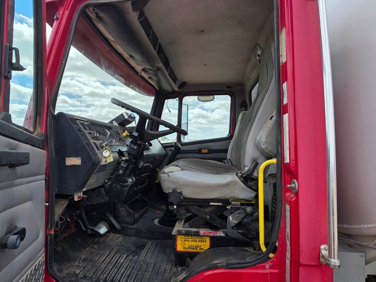 2002-freightliner-fl80-image-9