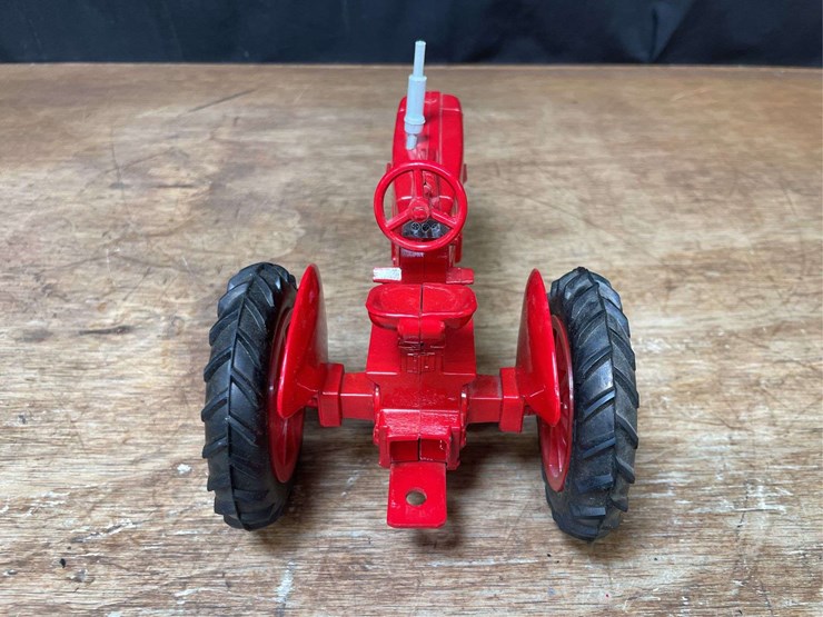 1/16-farmall-300-1984-nfts-nib-ertl-image-8