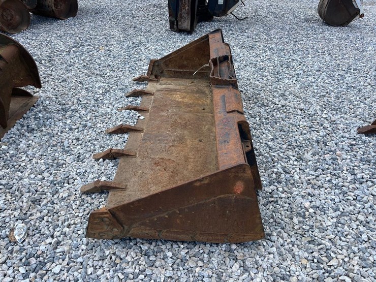 takeuchi-72"-skid-steer-tooth-bucket-image-2