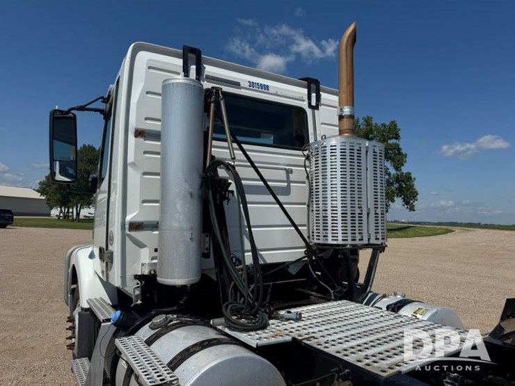 2015-volvo-vnm64t200-image-3