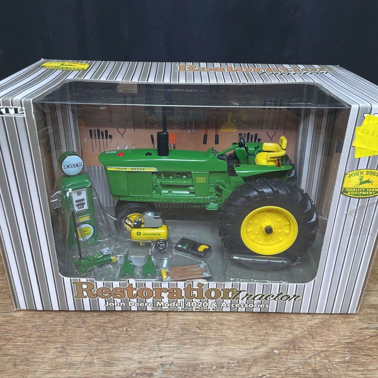1/16 John Deere 4020 Restoration NIB Ertl