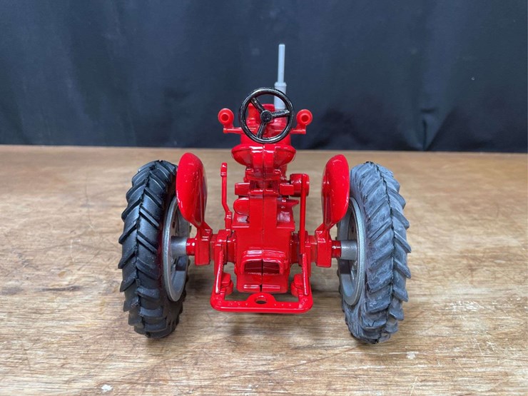 1/16-farmall-super-m-ta-1991-nfts-nib-ertl-image-6