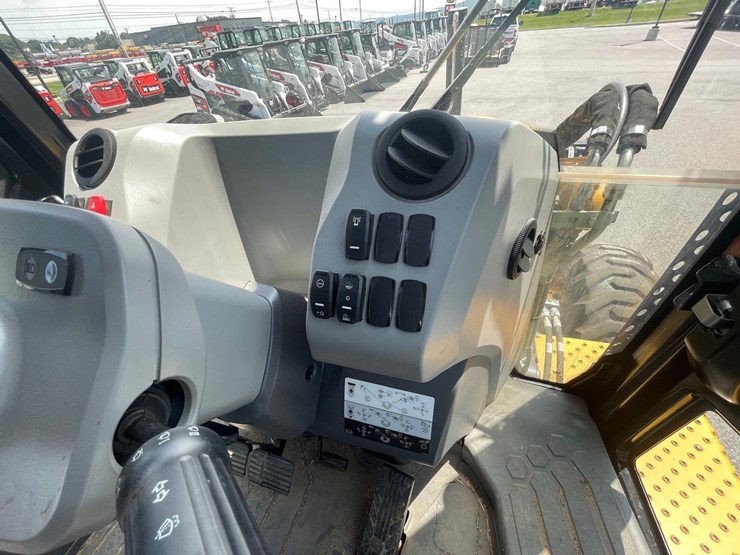 2019-caterpillar-440-image-23