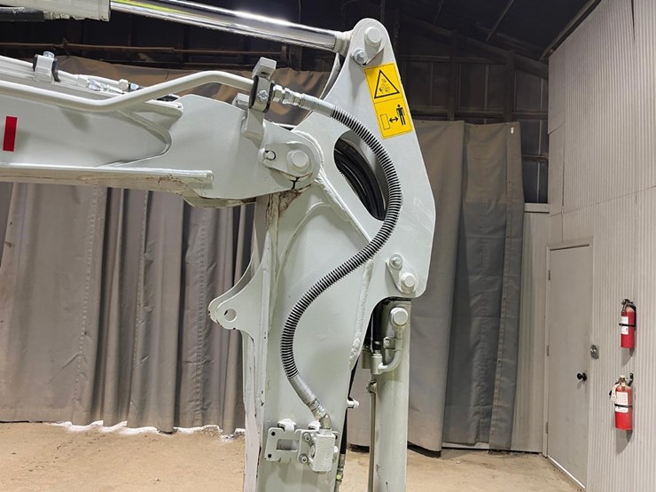 2023-takeuchi-tb335r-image-12