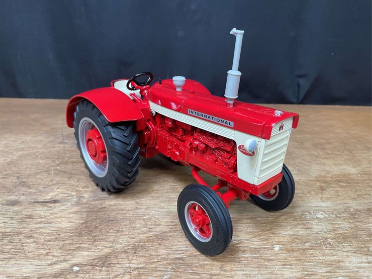 1/16-ih-660-1999-nfts-nib-ertl-image-11