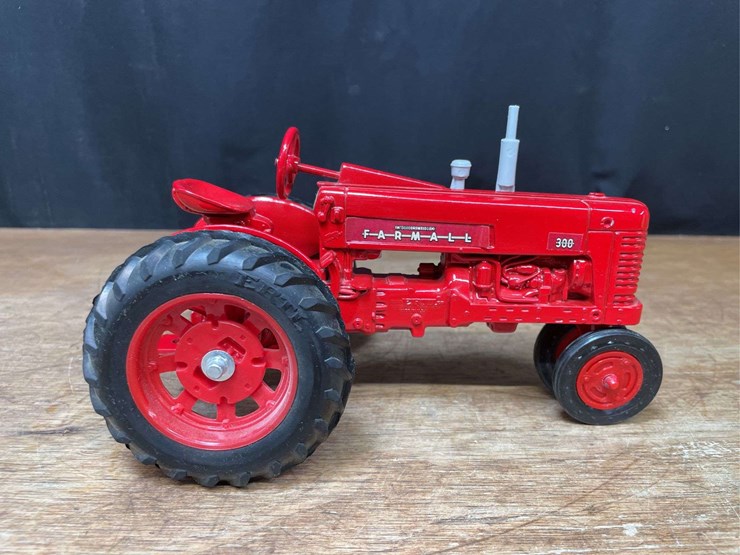 1/16-farmall-300-1984-nfts-nib-ertl-image-10