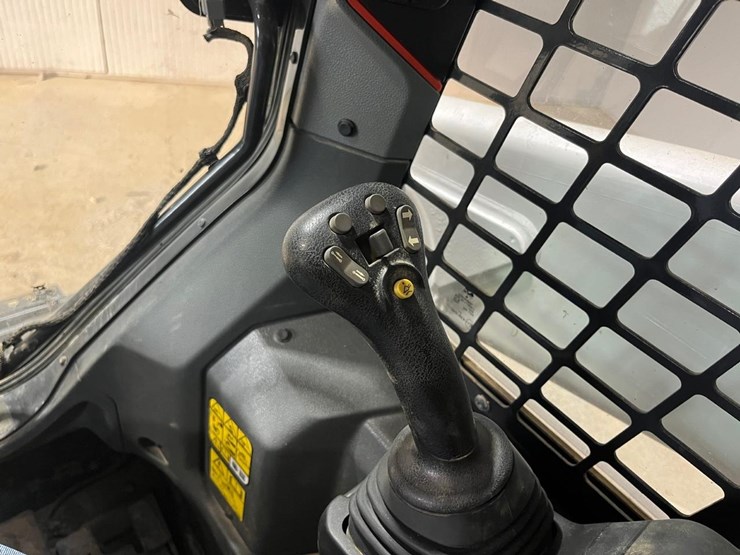 2022-bobcat-t76-image-33