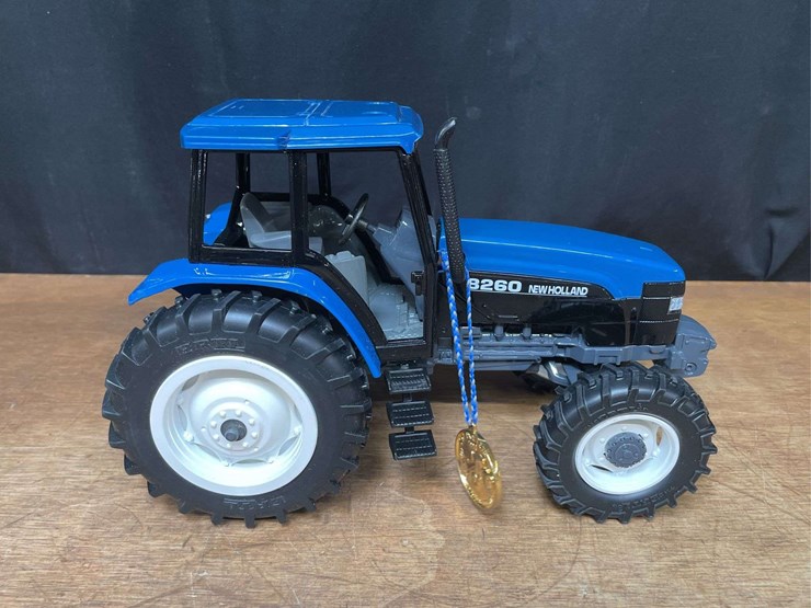 1/16-new-holland-8260-1997-nfts-nib-ertl-image-10