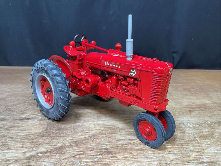 1/16-farmall-super-m-ta-1991-nfts-nib-ertl-image-10