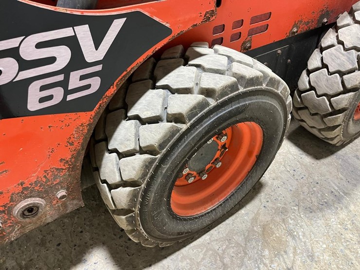 2022-kubota-ssv65-image-15