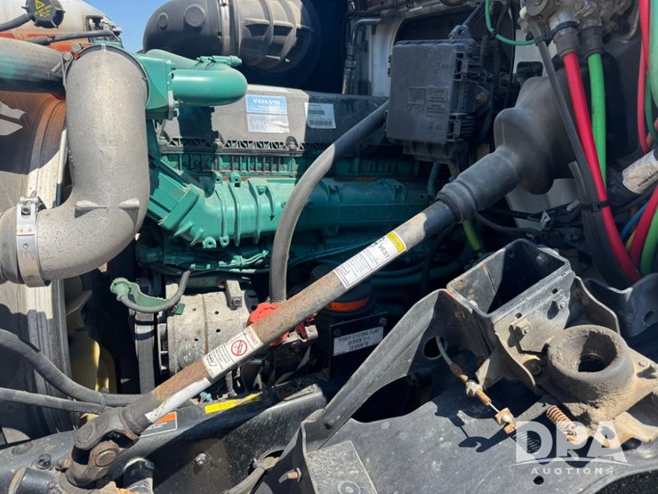 2015-volvo-vnm64t200-image-8