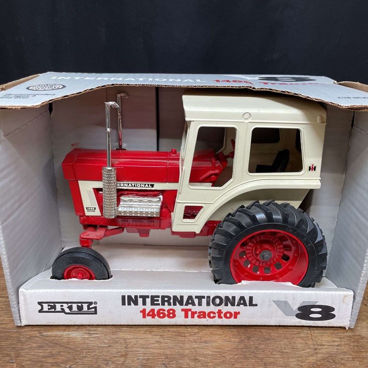 1/16 IH 1468 NIB Ertl
