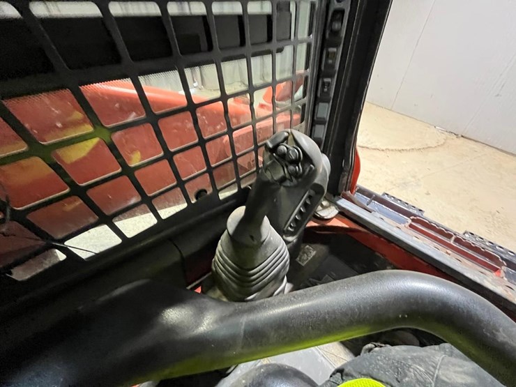 2022-kubota-ssv65-image-22