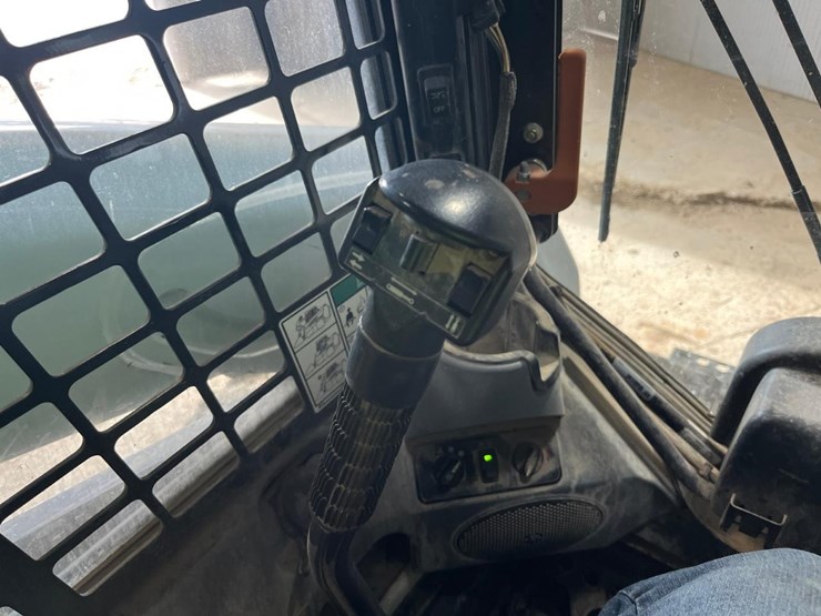 2022-bobcat-s590-image-28