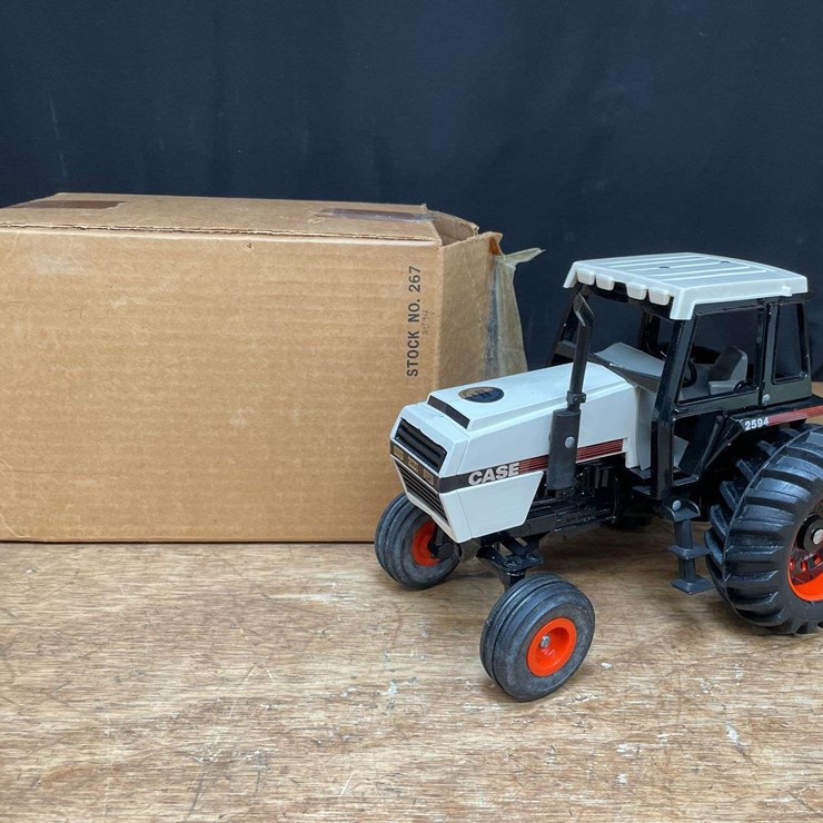 1/16 Case 2594 Collector NIB Ertl