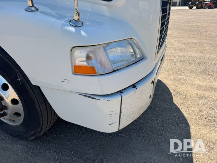 2016-volvo-vnm64t200-image-4
