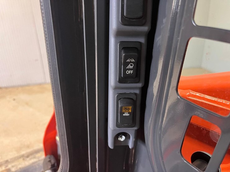 2023-kubota-ssv75-image-24