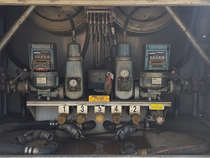 2002-freightliner-fl80-image-16