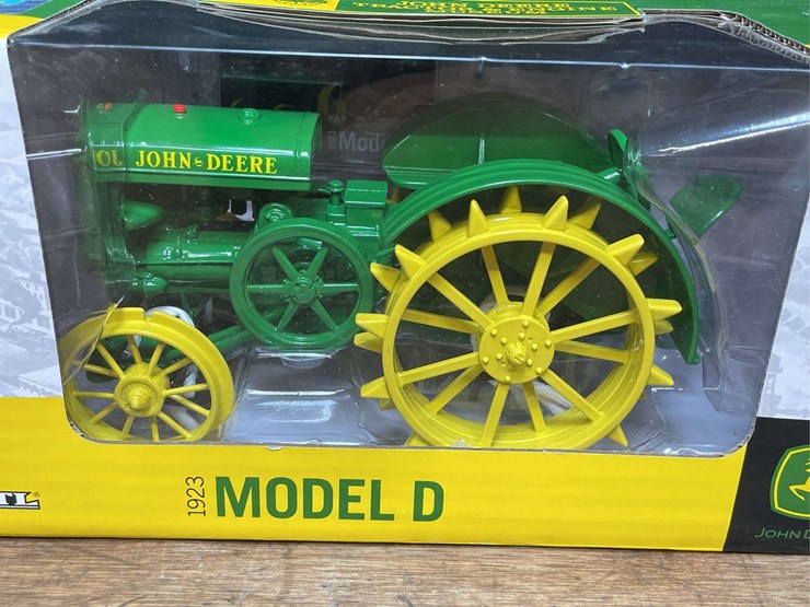1/16-john-deere-d-museum-nib-ertl-image-2