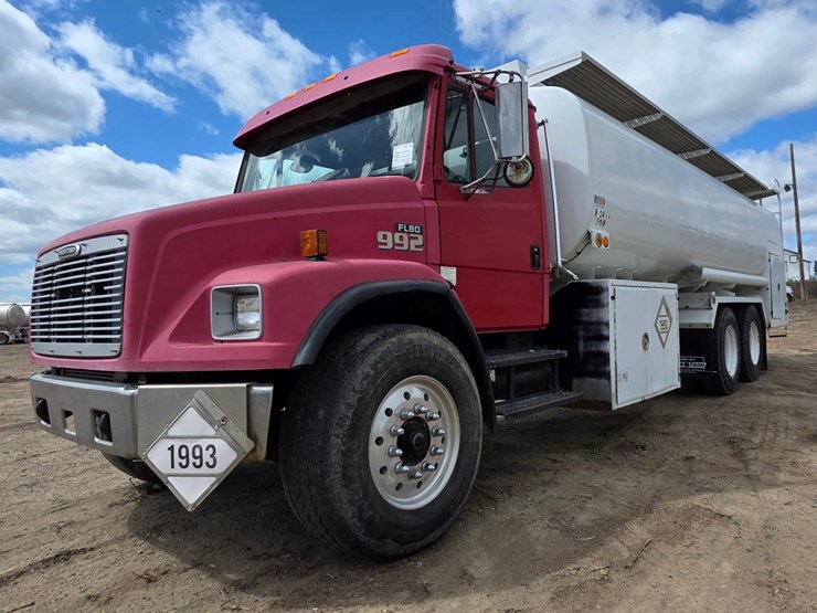 2002-freightliner-fl80-image-1