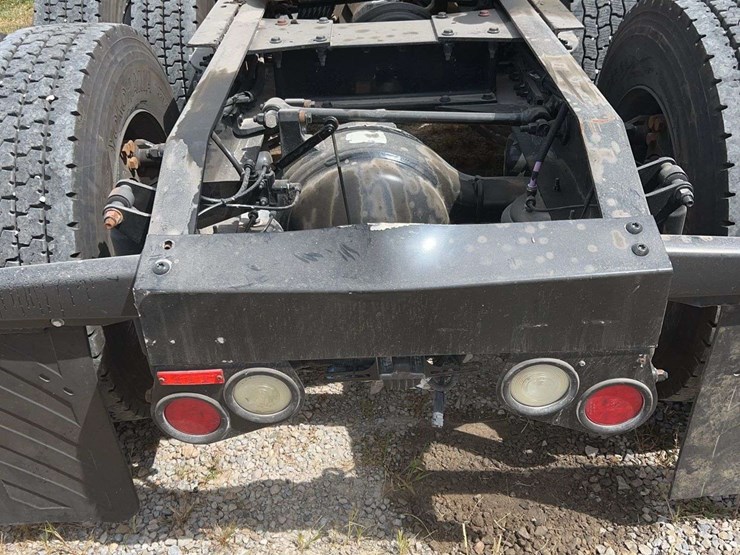 2016-peterbilt-579-image-15