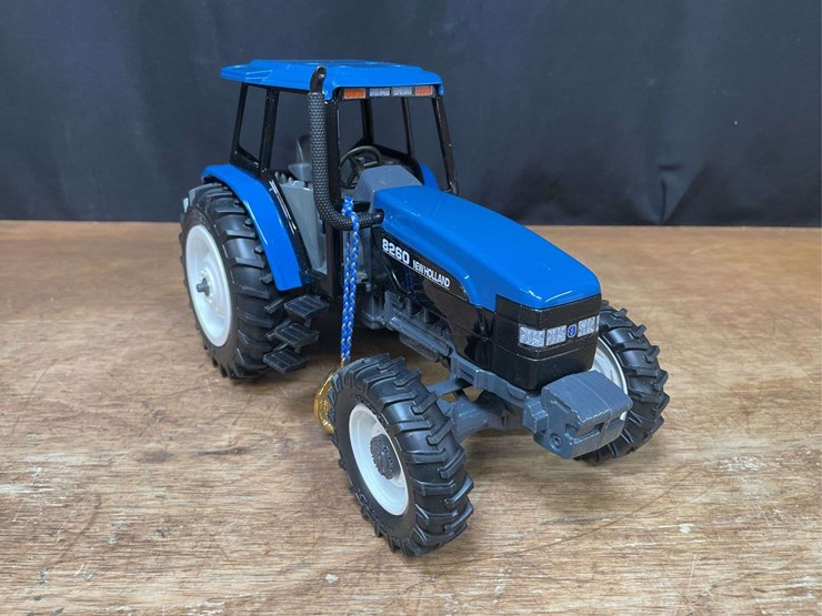 1/16-new-holland-8260-1997-nfts-nib-ertl-image-11
