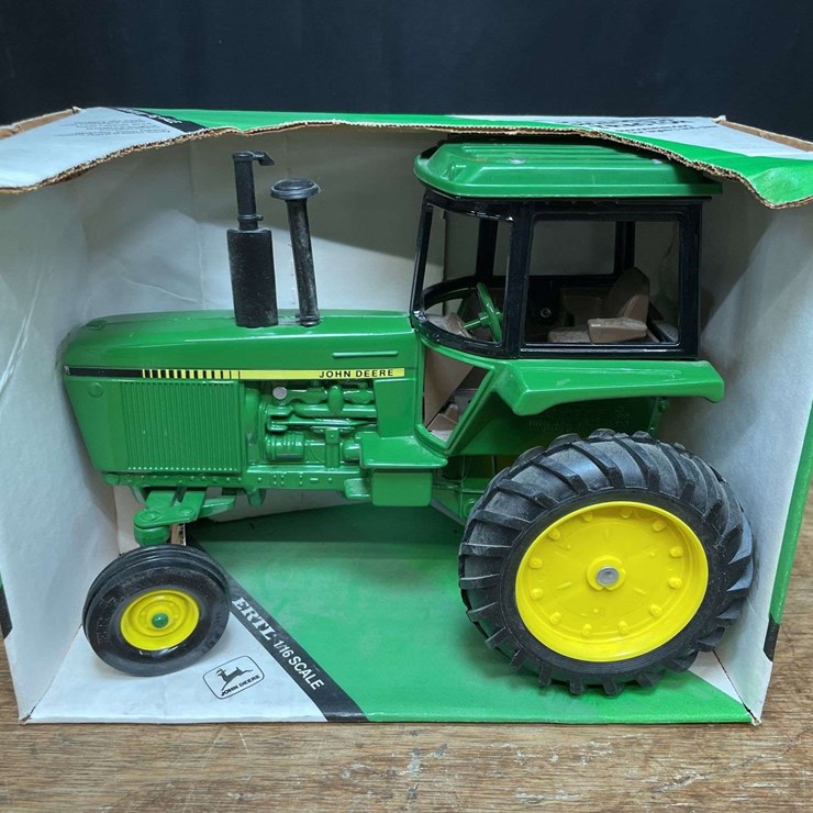 1/16 John Deere 4450 NIB Ertl
