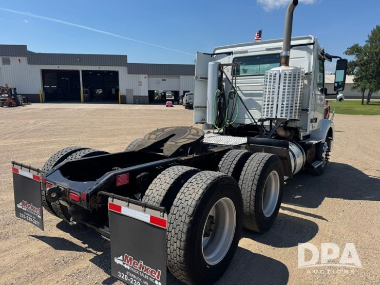 2016-volvo-vnm64t200-image-2