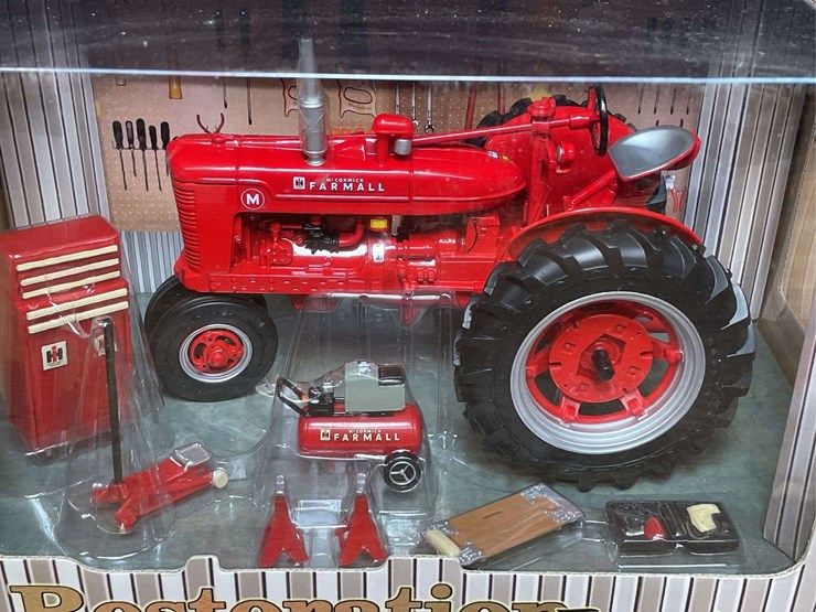 1/16-farmall-m-restoration-nib-ertl-image-2