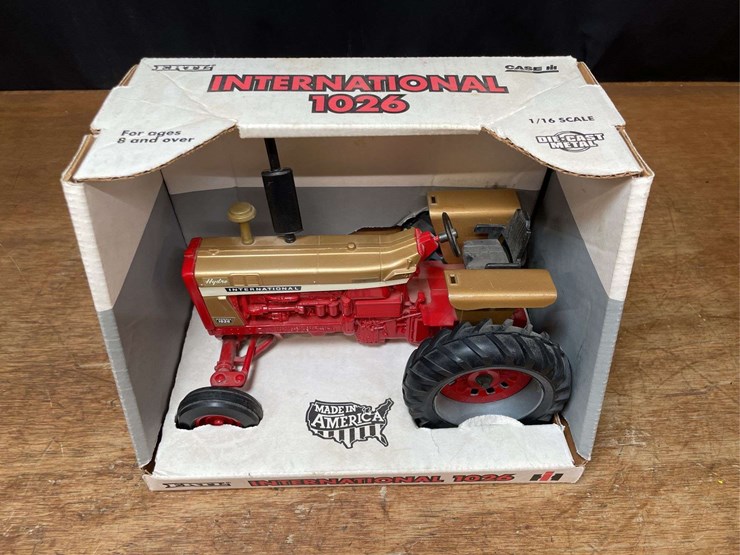 1/16-ih-1026-gold-demonstrator-collector-nib-ertl-image-4