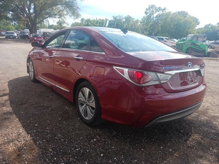2013-hyundai-sonata-hybrid-base-runs/moves-image-7